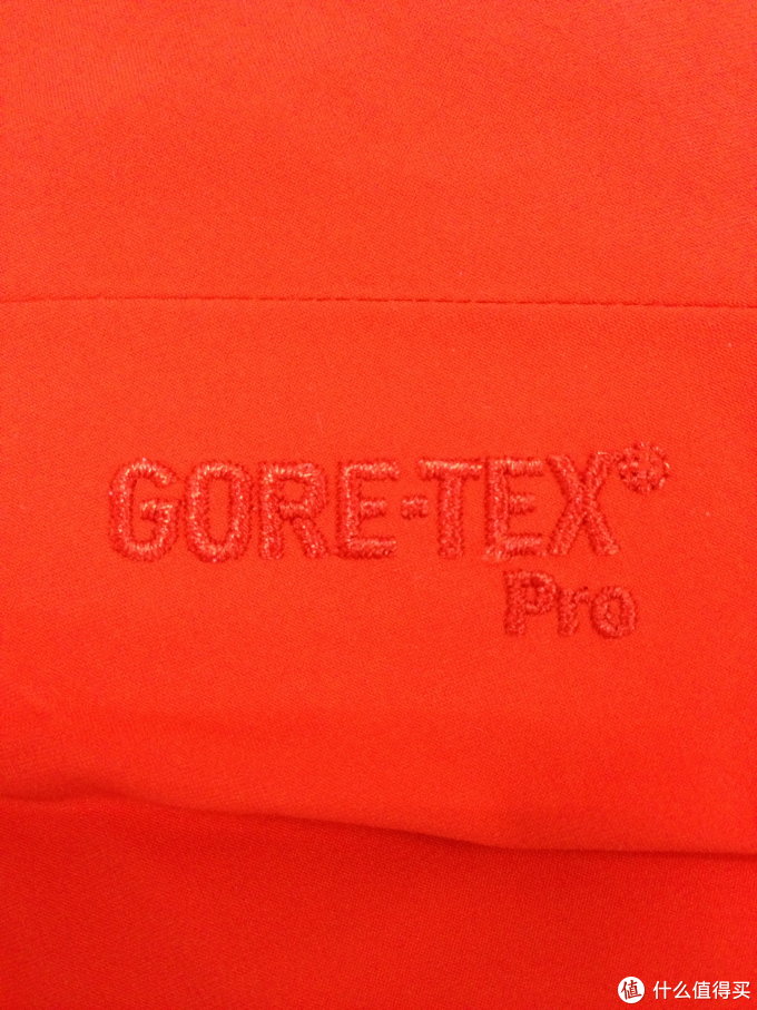 左袖GORE-TEX PRO标识,这面料代表着超强的防风防水透气性 左袖GORE-TEX PRO标识,这面料代表着超强的防风防水透气性