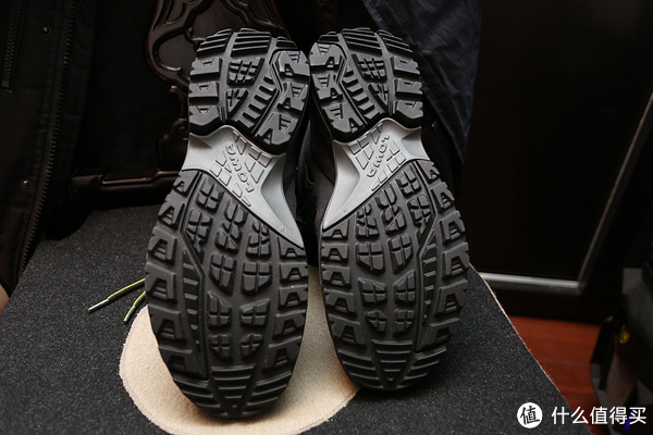 鞋底采用vibram耐磨大底,纹理上看就能应对多重路面情况.