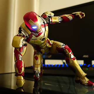 超级英雄中的土豪：HotToys HT 1/6 压铸合金 钢铁侠3 MK42 Iron Man