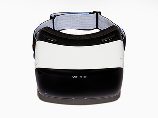 卡尔蔡司 发布虚拟现实眼镜 VR One 试水智能硬件