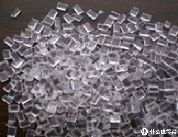 PC料，是无色无味透明的