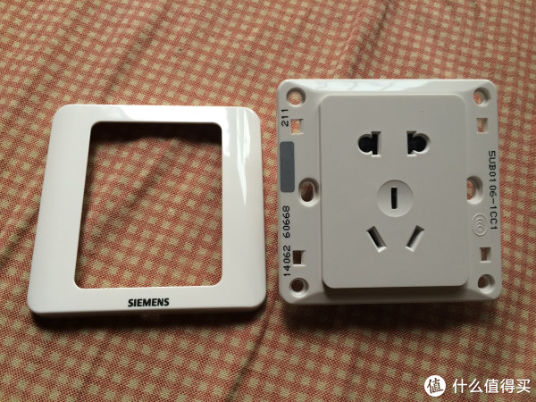 插座的组成一般是两个部件：边框和后座固定件