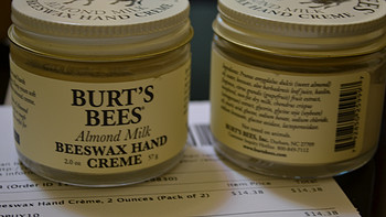海淘的 Burt's Bees 小蜜蜂 Beeswax & Banana 香蕉蜂蜡护手霜 到了，味道很奇怪