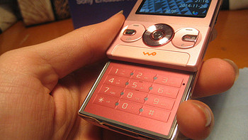 小巧精致粉口爱： Sony Ericsson 索尼爱立信 Walkman 滑盖手机 W715