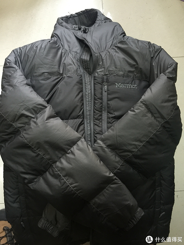 寝室铺不开只能这样铺在箱子上面了 寝室铺不开只能这样铺在箱子上面了