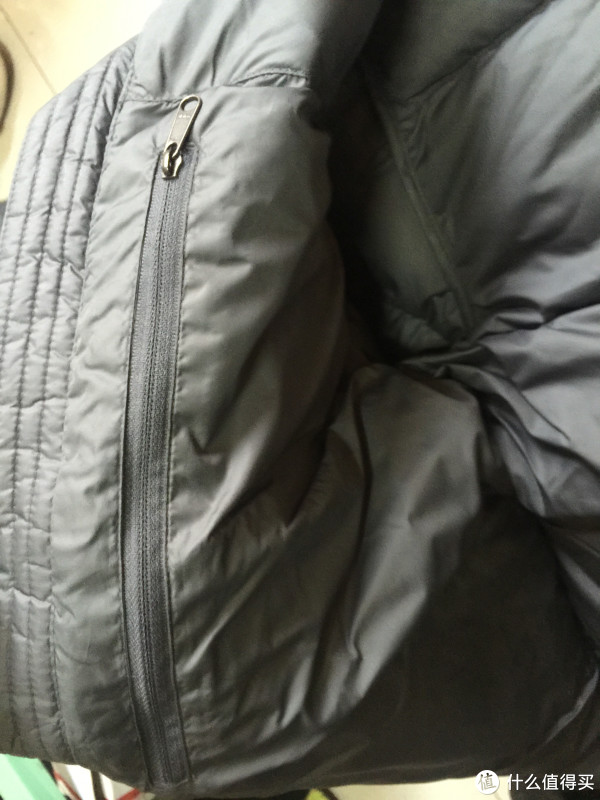 里面的口袋在右手边 里面的口袋在右手边