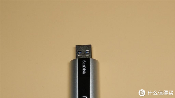 USB插头是弹出式 有一种阻尼感 那酸爽。。。就像捏汽泡纸一样