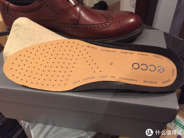 这是鞋垫，还算平整，也是胶粘的。