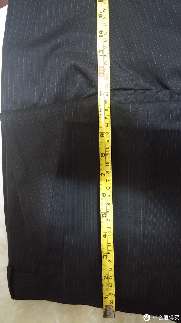 西裤裤裆最低位到裤脚长度约76cm(测量位置居中)