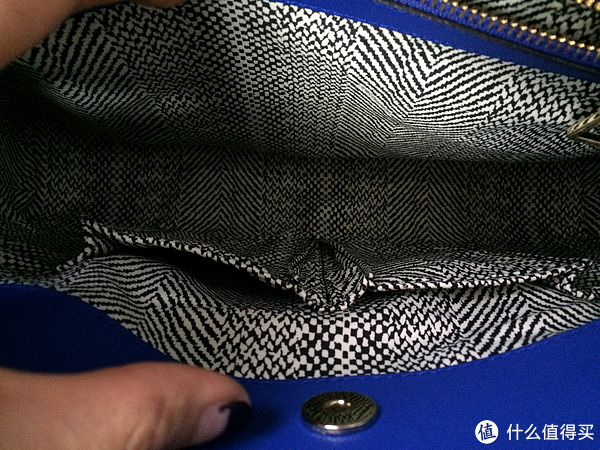 包袋的内部细节，内衬的颜色很搭这个包包。