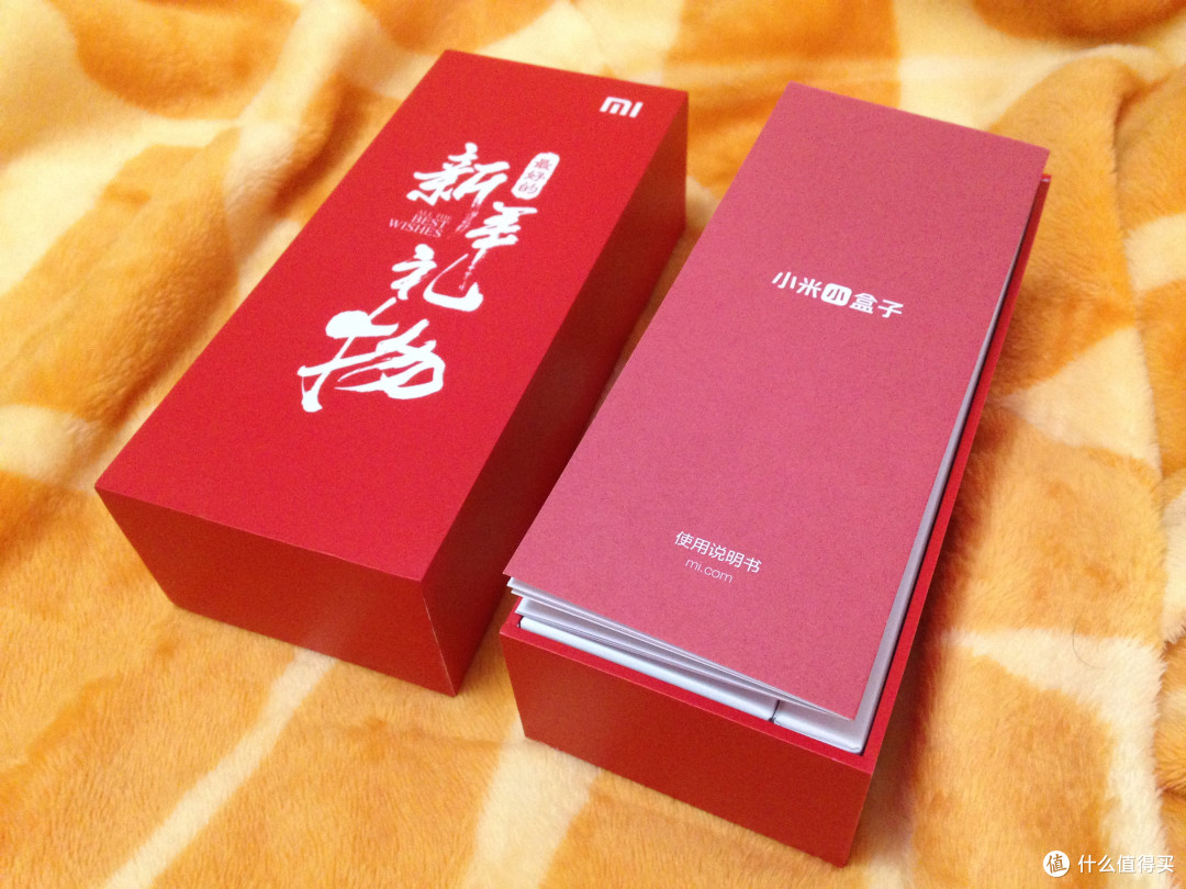 二,内容篇包装背面与小米其它产品设计类似,标注了小米logo,产品名称