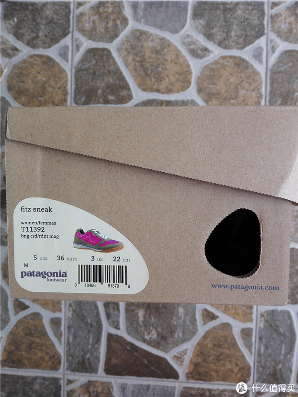  鞋盒侧面——贴纸上印有鞋子的款式，各种码数，还有P家网址