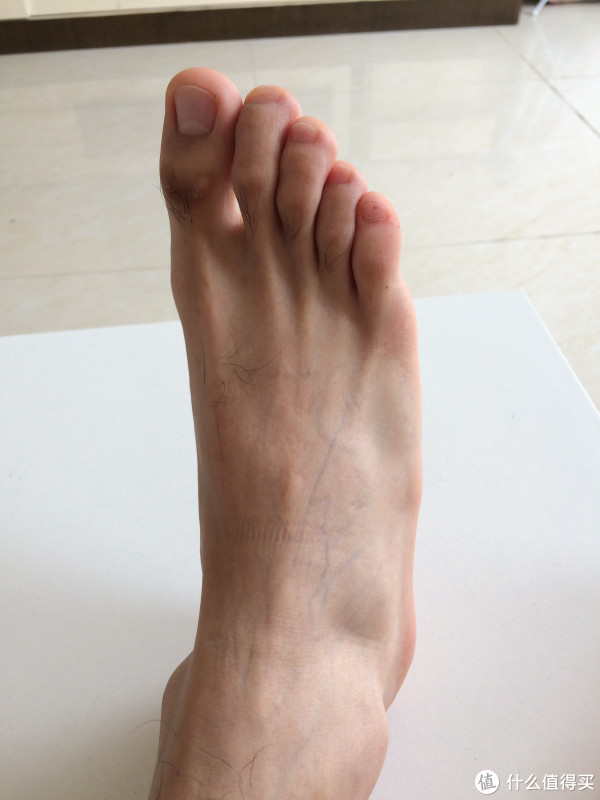 毛腿男脚丫子露脸 楼主曾经也是瘦脚丫好咩,现在怀孕有点涨脚 写在