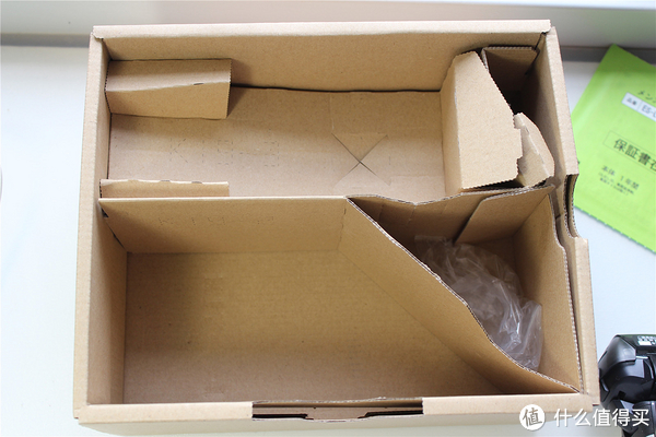 内里纸盒包装，用纸袋子包装了机身和充电器，这是残图。。。