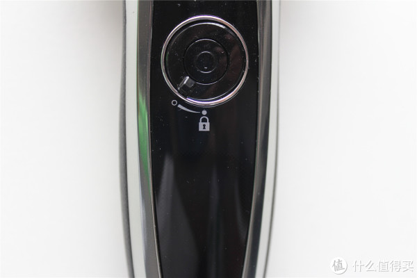 比较高科技的来了，机身正面显示功能，向左接触锁定，按下启动