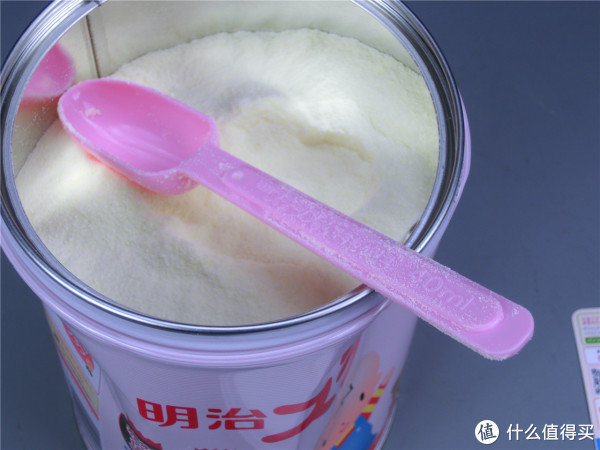 拿出一根又硬又粗又长的勺子,勺子上写着:一平勺奶粉对应40ml水
