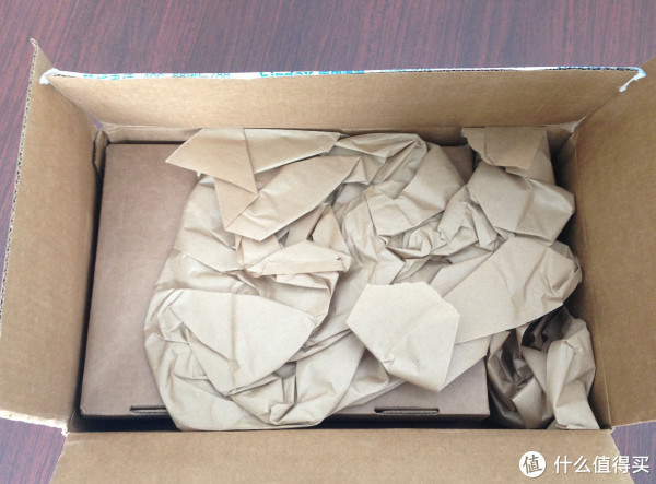 在转运时没有去鞋盒&nbsp;但貌似把原装鞋盒去掉换了无印的小鞋盒