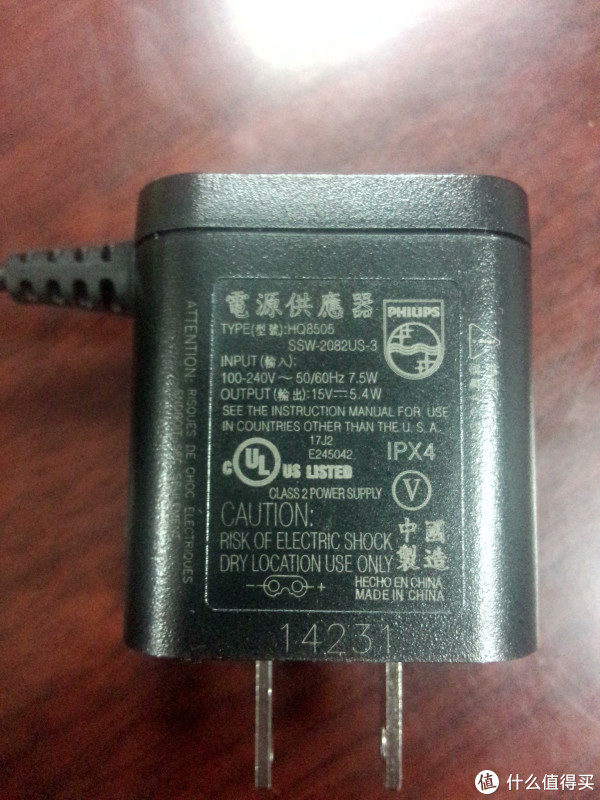 充电器背面，中国制造，100-240全球电压