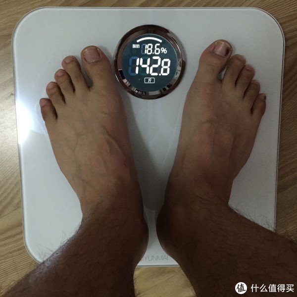 体重200斤上称图片,200多斤体重秤真实图片 安卓相信各大商店都有,暂时没机会尝试) 先上称,显示体重的速度和