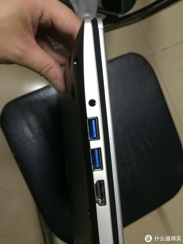 右边有2个USB3.0的接口，良心！