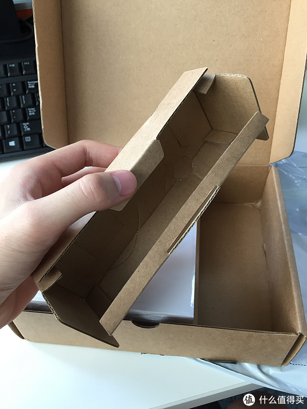 这个盒子居然是空的- - 我以为放耳机什么的