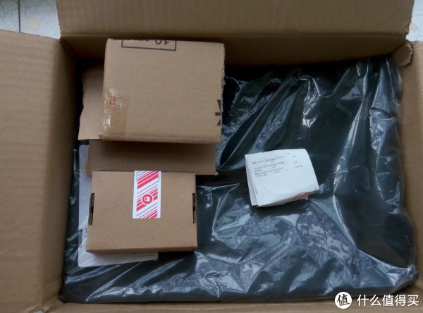 打开纸箱，上层放着鼠标笔记本包和发票。