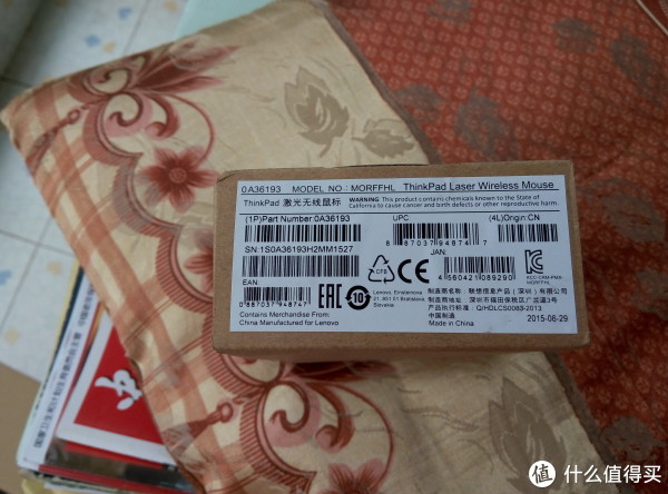 原装无线鼠标和笔记本包，电脑城的JS往往会把这两样掉包成假货。