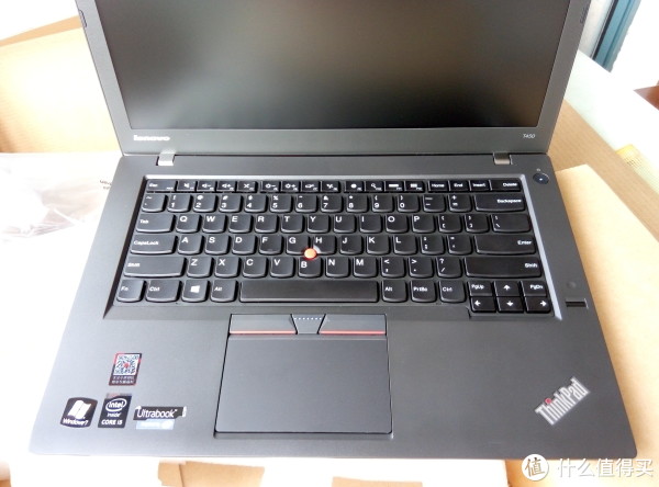 C面满满的商务气息，键盘和触摸板保持了ThinkPad的风格。