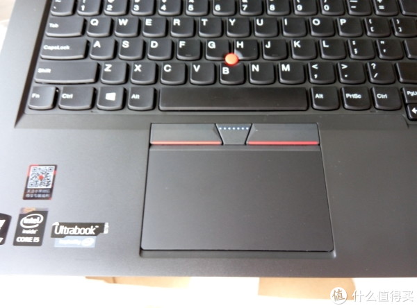 触摸板的外观貌似与我七八年前用过的ThinkPad没多大区别。