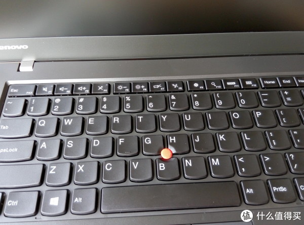 最上面一排F键同时也是功能按钮。B面左下角有lenovo的logo