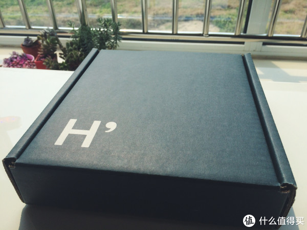 盒子很简单&nbsp;类似海军蓝，但是加点绿（不知道是不是叫群青）白H'