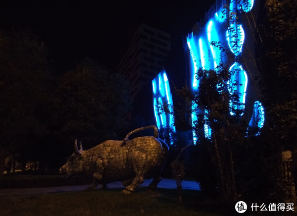 ▲ 家中附近的购物中心，夜景表现马马虎虎，很多细节都没了