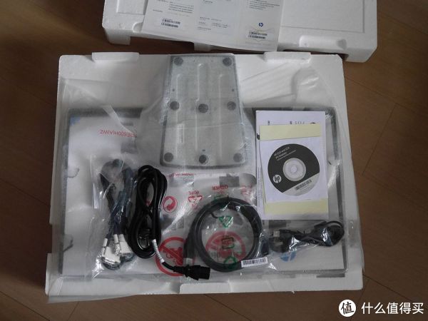 开箱时机器是俯卧折叠状态。底座和机器已经装配好