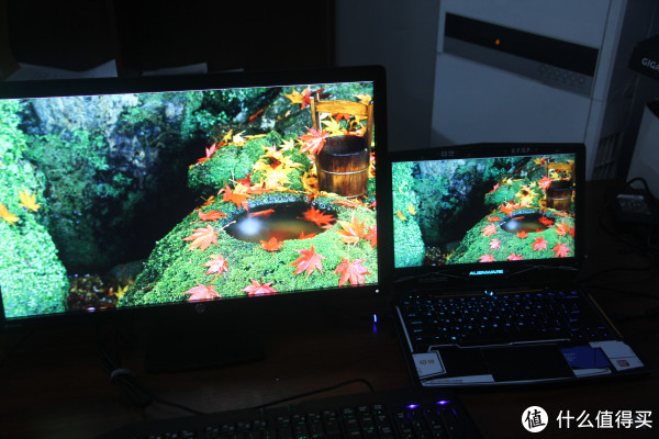 和Alienware比起来明显暖一些，外星人有点偏蓝