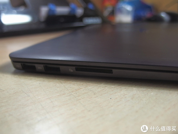 左边的两个USB3.0接口、SD卡槽
