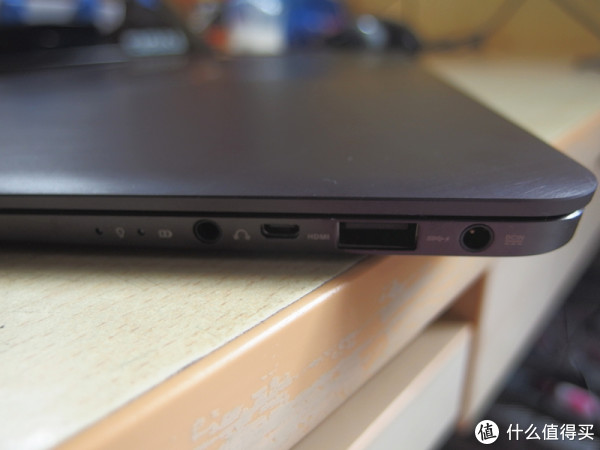 右边的接口：电源、USB、micro hdmi、3.5音频