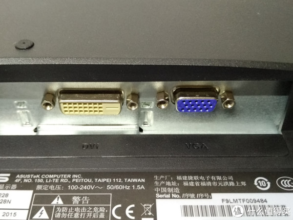 一个dvi,一个vga,没有hdmi差评