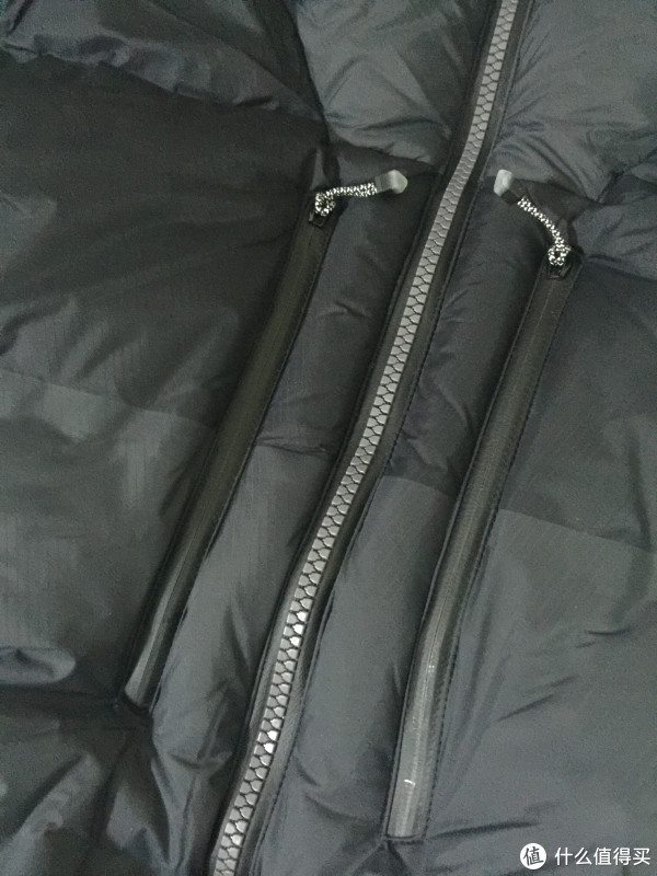 正面胸口处两侧都有口袋 正面胸口处两侧都有口袋