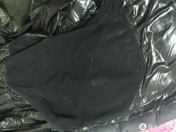 在里面两侧各有一个口袋。 在里面两侧各有一个口袋。