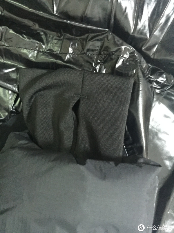 袖口处特意添加了类似手套的东西。材质是尼龙的,手感还不错。 袖口处特意添加了类似手套的东西。材质是尼龙的,手感还不错。