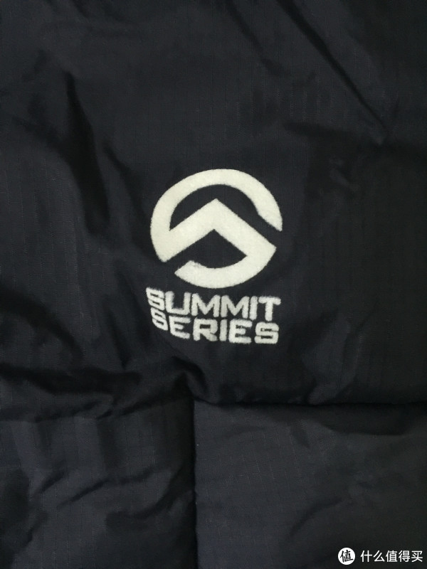 衣服背面右上角的巅峰标~目前应该是北脸家羽绒服最高端的了。 衣服背面右上角的巅峰标~目前应该是北脸家羽绒服最高端的了。
