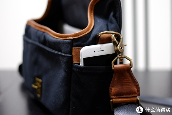 侧面袋可放置手机，显然不安全