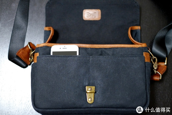 内侧袋也可以放入手机，但拿取不便