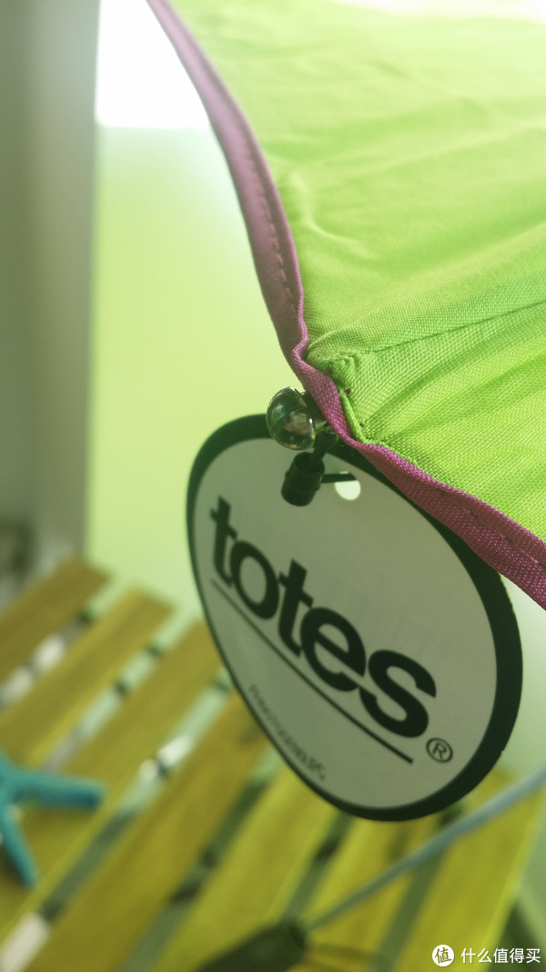 吊牌和伞珠，伞珠是金属的。