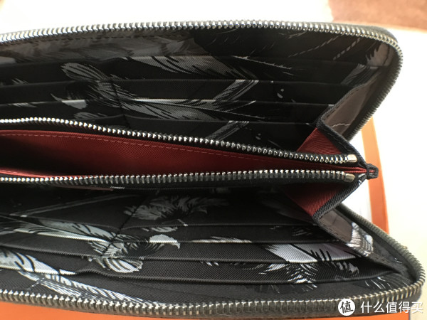 拉开拉链，里面还有一个小内包，我用来放零钱，在大陆应该硬币使