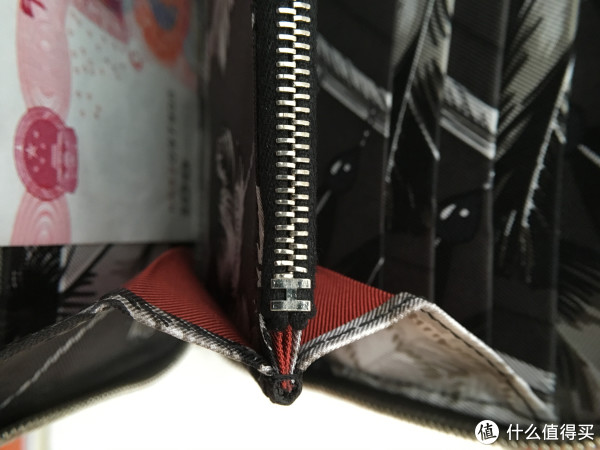 拉链的另一头有个小小的H，也算是Hermes的标记吧。