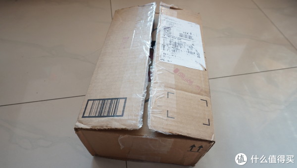 外面是亚马逊的普通纸箱，飞跃大洋后面貌还算完整。