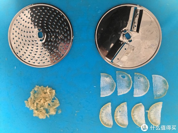左面刀正反两面切出厚片和薄片，右面的刀只能切出泥状物。