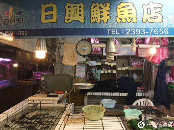 鱼档,大家的招牌都是统一制作的,比较和谐.