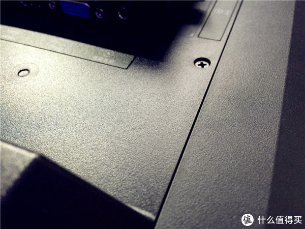 用大屏幕+音响完善出租屋的生活